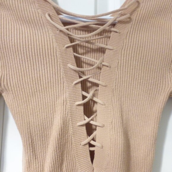 FOREVER 21 light pink sweater with open back lace up details on the back - Picture 6 of 7